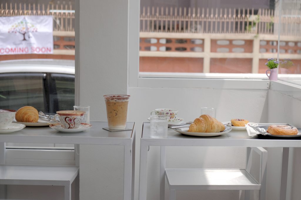 曼谷幸福之一，是晚起吃一份白色小清新早午餐｜High Coffee Roaster & Patisserie Skills