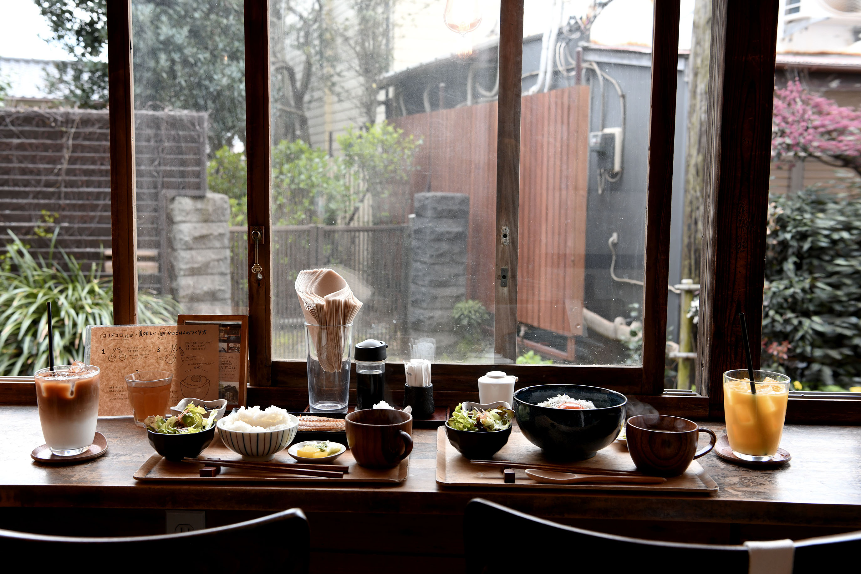 鐮倉ヨリドコロ｜鐵道旁的日式咖啡館，電車緩緩駛過，成了最令人期待的景色。