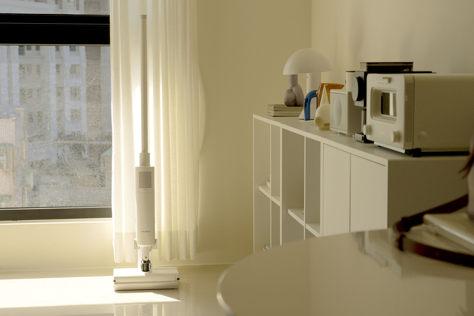 居家最喜歡的白，是BALMUDA The Cleaner 無線吸塵器的白，讓日子輕鬆保持最舒心的白淨。 @MENS 30S LIFE