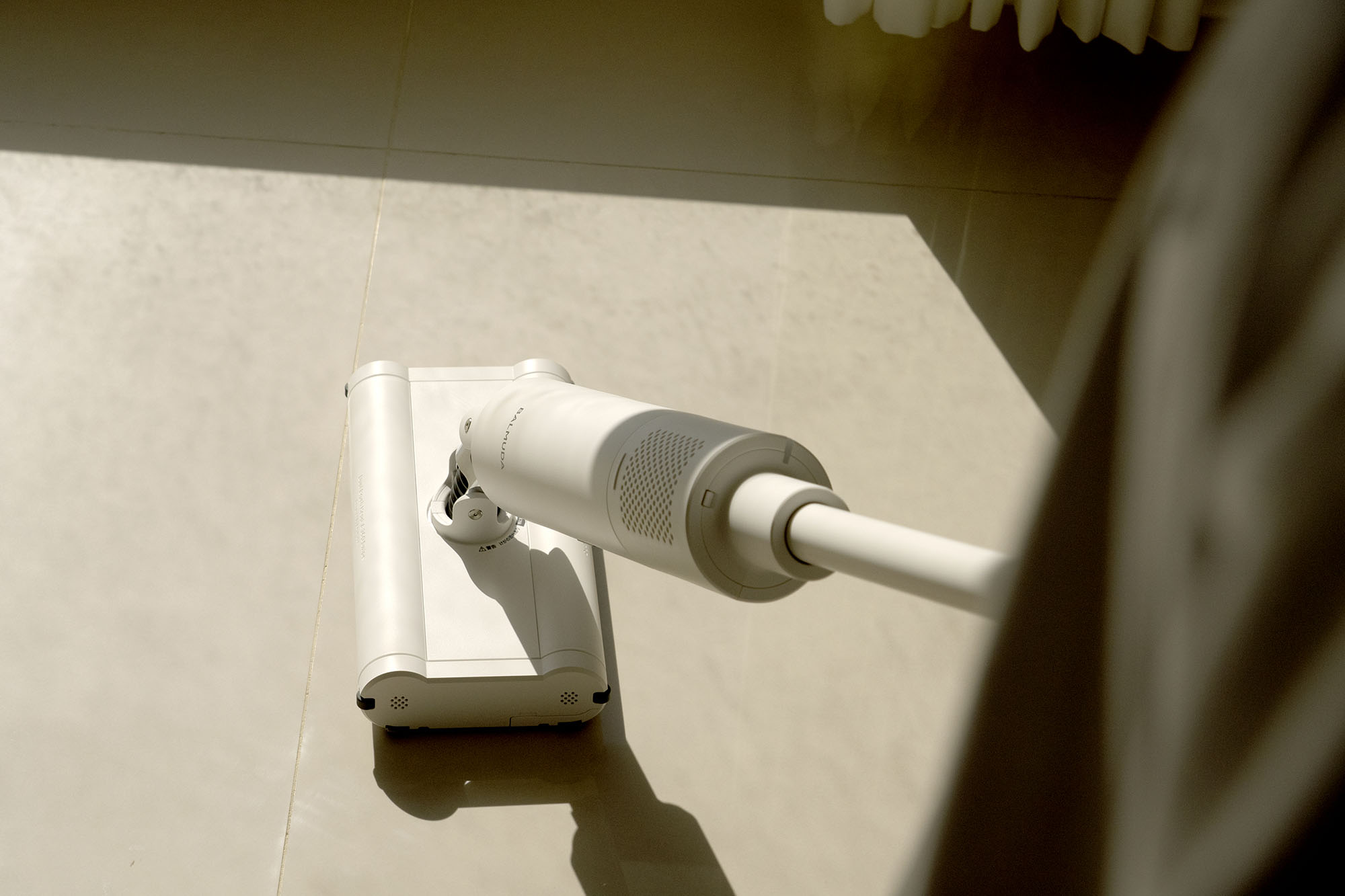 居家最喜歡的白，是BALMUDA The Cleaner 無線吸塵器的白，讓日子輕鬆保持最舒心的白淨。