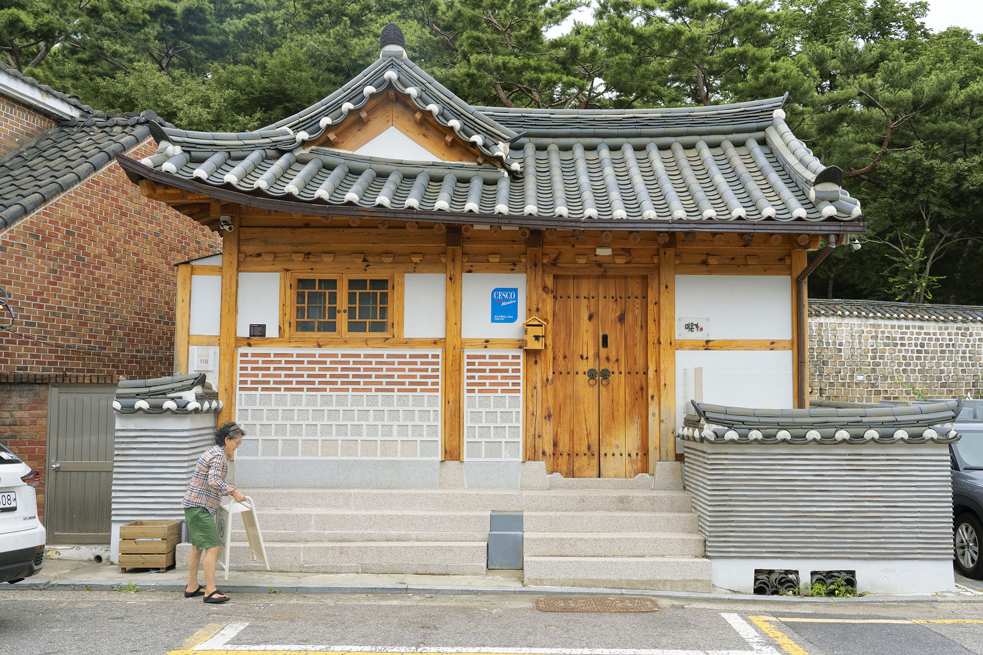 BUTLER.LEE 現代韓屋旅宿初體驗，一下車先被建築外觀可愛到。