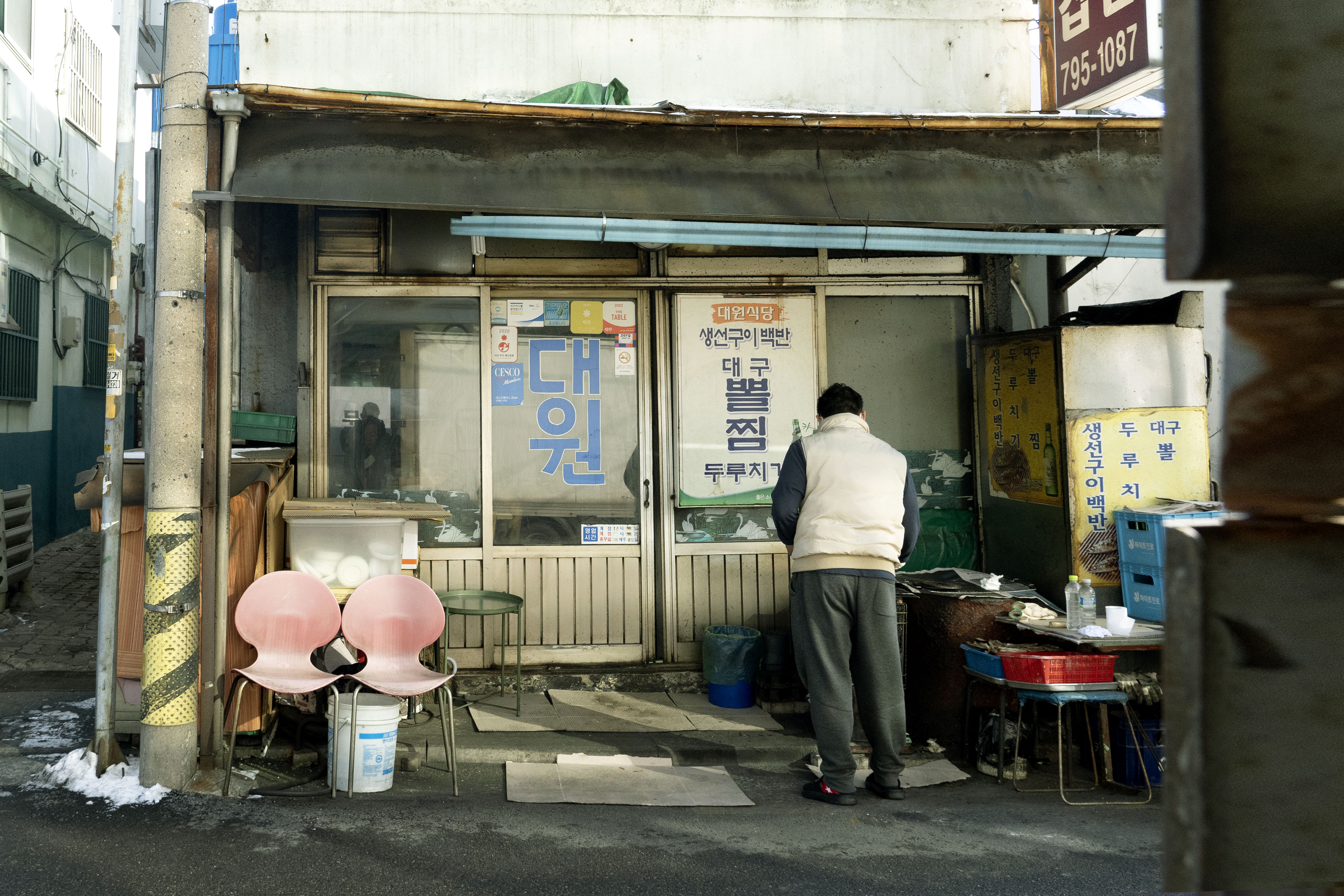 網站近期文章：不起眼的老店，炭火烤魚飄香40年｜首爾 대원식당