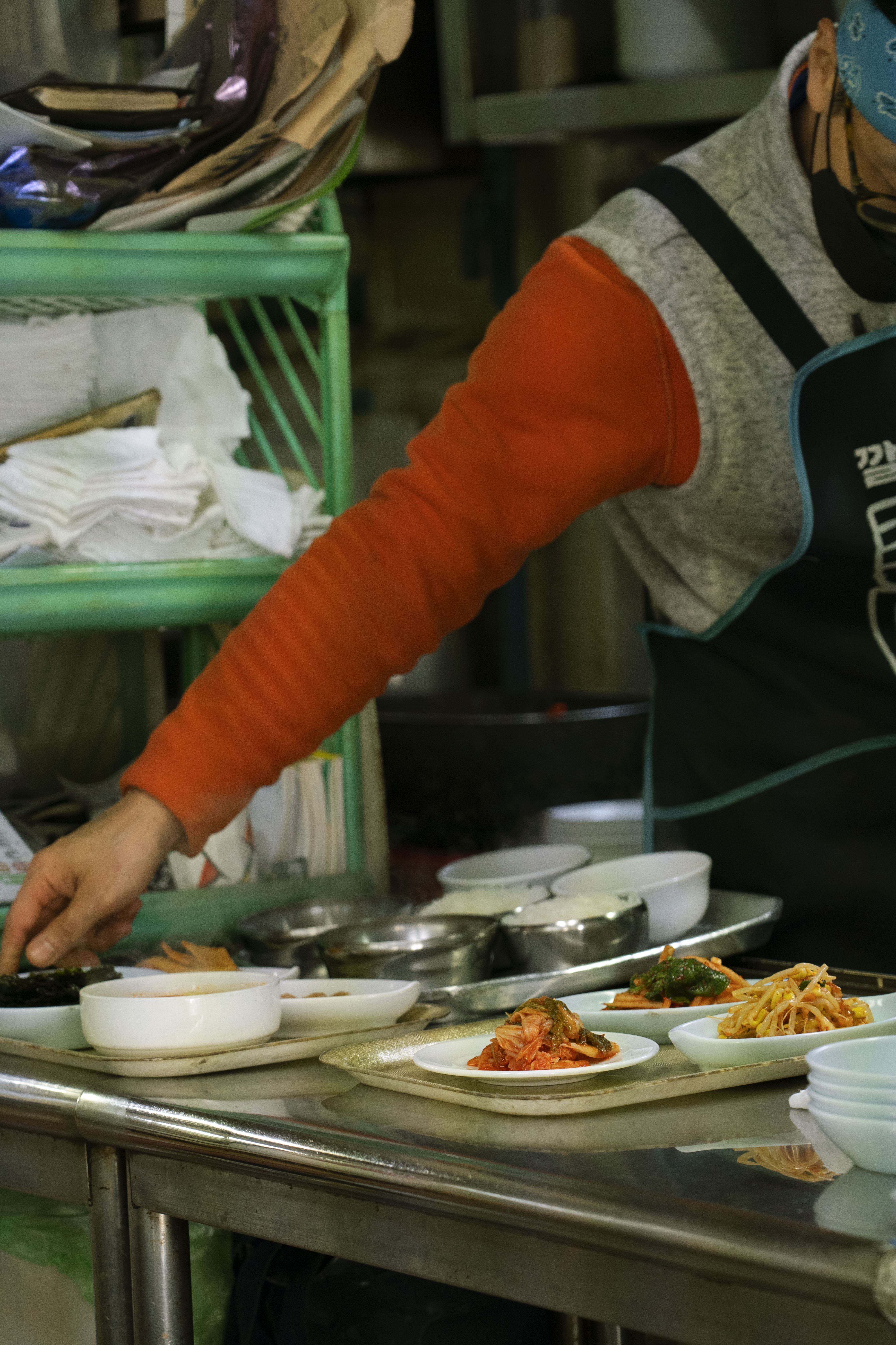 不起眼的老店，炭火烤魚飄香40年｜首爾 대원식당