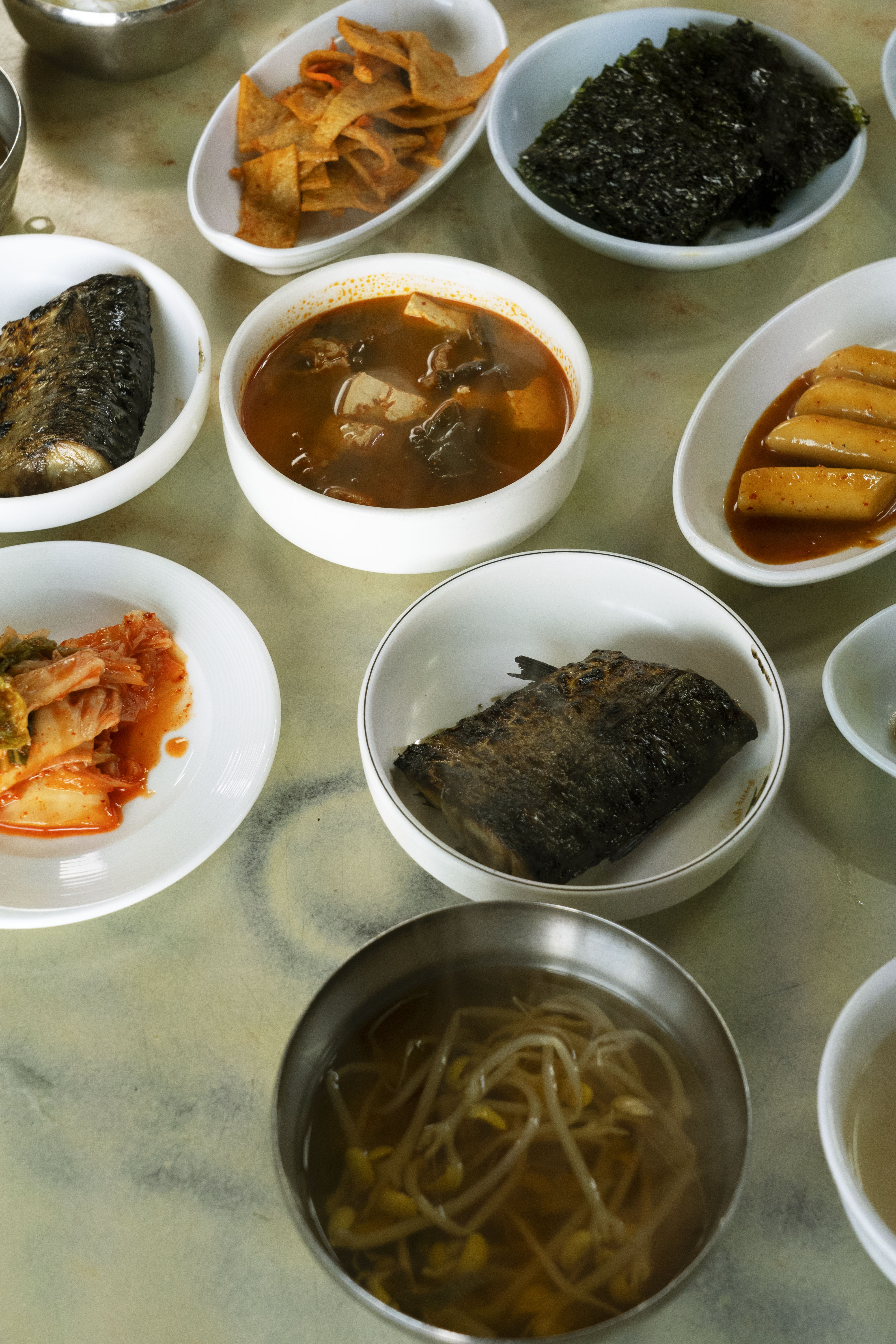 不起眼的老店，炭火烤魚飄香40年｜首爾 대원식당